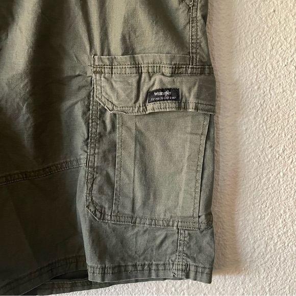 Wrangler Relaxed Fit Cargo Shorts Men’s 42 Green Utility Hiking Outdoor Tech - Picture 6 of 14